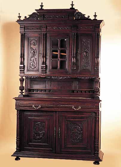 GROßES AUFSATZBUFFET, FRANKREICH UM 1880, EICHE MASSIV, REICH VERZIERT UND GESCHNITZT DOPPELSäULENDEKOR, MITTELTEIL MIT GLASEIN- SäTZEN, ...