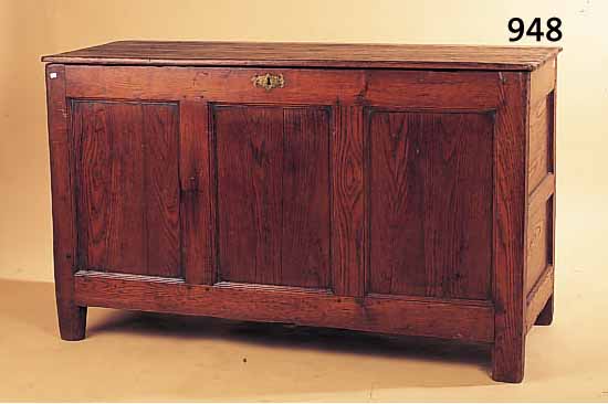 FLACHDECKELTRUHE, NORDDEUTSCH, UM 1780 EICHE MASSIV, KASSETTIERT, BODEN INNEN BESCH. ALTERSBEDINGT BESCH., OHNE SCHLüSSEL, 73 X 123 X 73 ...