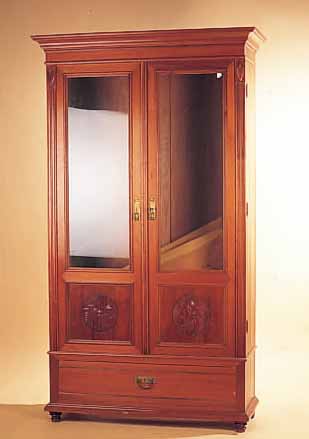 SCHRANK, JUGENDSTIL, UM 1900/10 , NUßBAUMFURNIER, Z.T. MASSIV, GESCHNITZTE KASSETTEN, SOCKELSCHUB, INNENEINRICHTUNG, 204 X 117 X ...