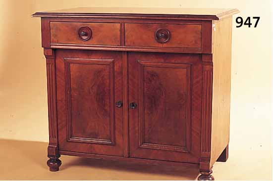 KOMMODENSCHRäNKCHEN, GRüNDERZEIT, UM 1890 NUßBAUMFURNIER, Z.T. WURZELNUß, EINE ECKE BESTOßEN, POLIERT, 77 X 85.5 X 52 CM