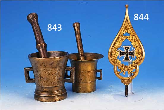 ZWEI MöRSER MIT PISTIL, DEUTSCH, 19. JH., BRONZE, ALTERSSPUREN, H. 10/12 CM