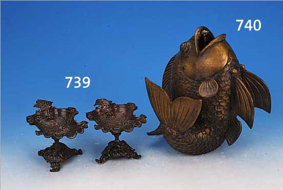 ZWEI ZIERGEFäßE, HISTORISMUS, UM 1890, GELBGUß PATINIERT, IN MUSCHELFORM, L. ALTERSSPUREN, H. 10 CM
