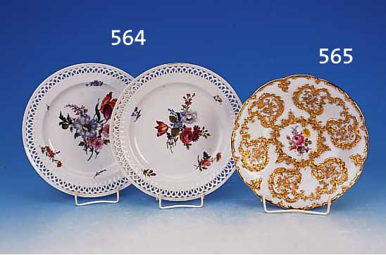 ZWEI TELLER, KPM, BERLIN, UM 1820, PORZELLAN, BUNT BEMALT, RAND MIT DURCHBRUCH- ARBEIT, EIN TELLER AM RAND BESTOßEN, D. 24 CM