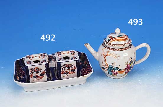 TEEKANNE, CHINA, UM 1860 PORZELLAN, BEMALT, AM DECKEL UND AUSGUß BESTOßEN, HAARIß AM HENKEL, H. 14 CM