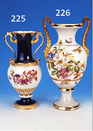 DOPPELHENKELVASE, MEISSEN, UM 1890, PORZELLAN, BEIDSEITIGER BLUMENDEKOR, SCHöNE BEMALUNG, Z.T. KOBALBLAU, GOLDSTAFFAGE, H. 29 CM, L. ...