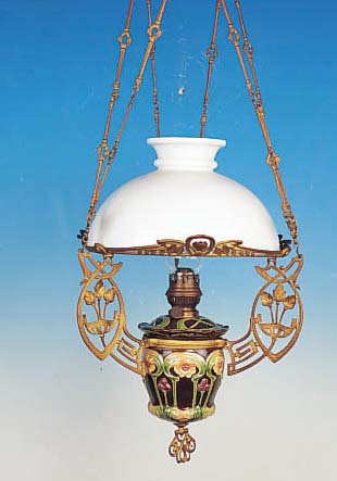 DECKENPETROLEUMLAMPE, FRIESLAND, METALLFASSUNG MIT KERAMIKEINSATZ, ALTER MILCHGLASSCHIRM, D. 42 CM, HöHENVERSTELLBAR L. ...