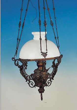 DECKENPETROLEUMLAMPE, DEUTSCH, UM 1890, REICH VERZIERTE METALLMONTUREN, TEILS IN DURCHBRUCHARBEIT, VOLLPLASTISCHE ALLEGORISCHE ...