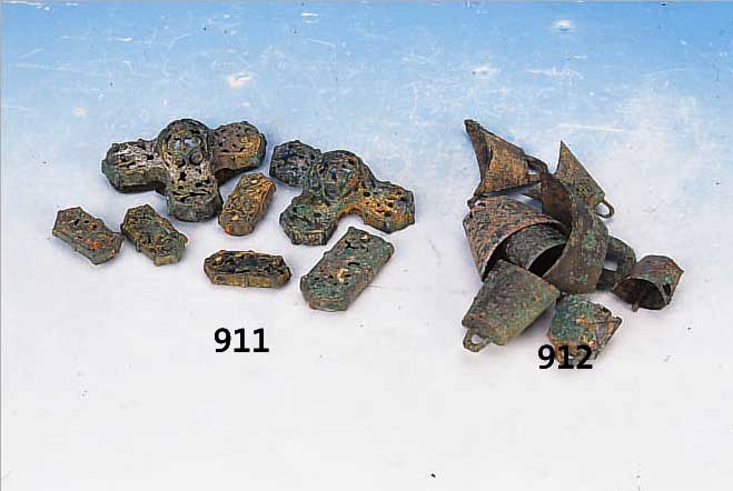 ACHT GLöCKCHEN, CHINA, UM 481-221 V. CHR., BRONZE, "STREITENDE REICHE", VERSCHIED. GRöS- SEN, ALLE MIT KLöPPEL, RELIEF. RAUTENDEKOR, ...