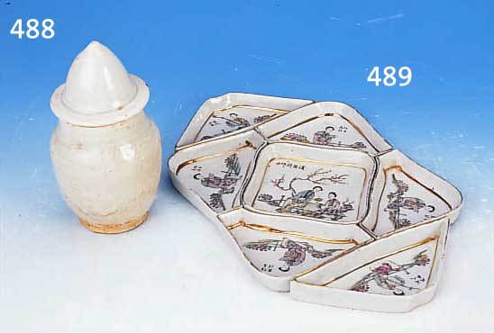 KL. DECKELVASE, CHINA, HAN-DYNASTIE, 206 V. - 220 N. CHR., HART GEBRANNTER KERAMIKSCHER- BEN, GRüNE SELADONGLASUR, FEIN KRAKELIERT, DECKEL IN ...