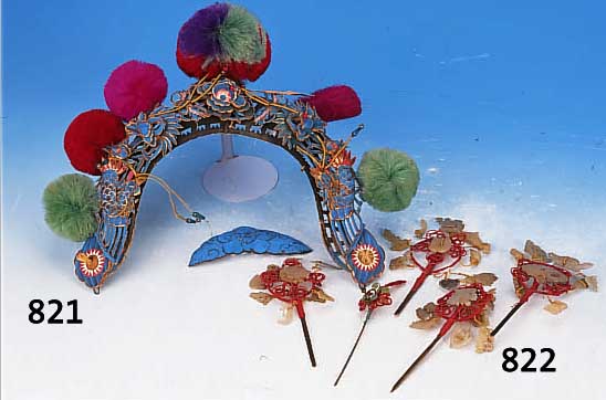 KOPFSCHMUCK, CHINA, UM 1900/10, PAPPEMACHé, MIT EINGELEGTEN EISVOGELFEDERN, BUNTE QUASTEN SEK., MAßE L. 26 CM, H. 26 CM, L. ...