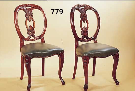 SECHS STüHLE, DEUTSCH, BAROCKSTIL, GRüNE KUNSTLEDERBEZüGE, LEHNEN GESCHNITZT, H. 94 CM, SH. 44 CM, WOHL MAHAGONI, SEHR DEKORATIV