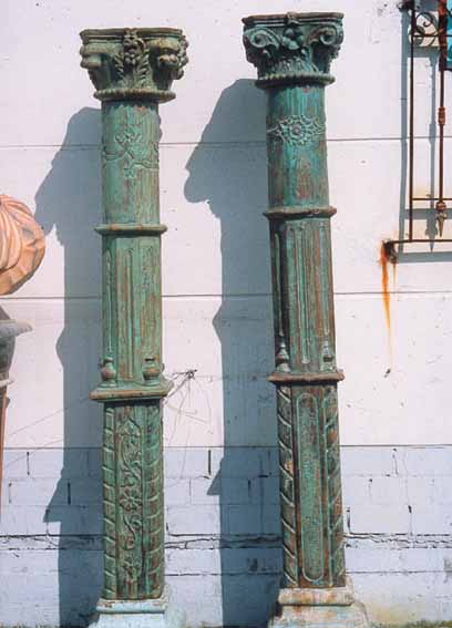 PAAR SäULEN, ENGLAND, UM 1800, HOLZ REICH GESCHNITZT AUF SANDSTEINSOCKELN, ORIGINAL FASSUNG ALTERSBEDINGT BESCH., L. JE CA. 240 CM