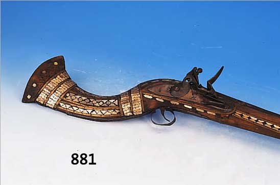 GEWEHR, AFGHANISTAN, DEKORATIONSWAFFE, MIT PERLMUTTINTARSIEN, L. CA. 126 CM, L. AL- TERSSCH.