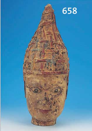 KOPF EINES BUDDHAS, HOLZ GESCHNITZT, RESTE EHEMALIGER BUNTER STAFFAGE, H. CA. 49,5 CM