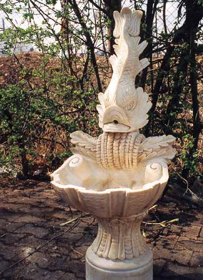 WANDBRUNNEN, ITALIEN, 20. JH., WEIßER MARMOR REICH BEHAUEN IN FORM VON MUSCHEL UND FISCH, H. CA. 117 CM, B. CA. 46 CM, T. CA. 47 CM