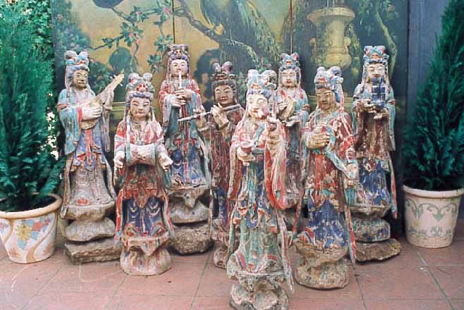 MUSIKANTENGRUPPE, CHINA, 20. JH., IM STIL DES 18. JH., HOLZ GESCHNITZT UND BUNT GEFASST, BESTEHEND AUS 8 VOLLPLASTISCHEN FIGUREN, H. JE CA. 78 CM