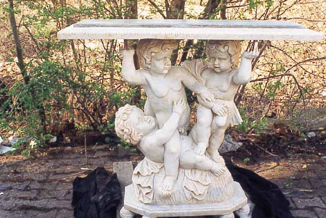 WANDKONSOLE, IM ITALIENISCHEN STIL DES 18.JH., MARMOR GEHAUEN, MIT DREI VOLLPLASTISCHEN PUTTEN, H. CA. 102 CM, B. CA. 120 CM, T. CA. 43 CM