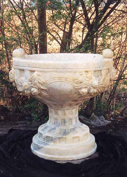 PAAR PFLANZSCHALEN, MARMOR GEHAUEN, UMLAU- FENDER BLUMENRANKENDEKOR, SCHWERE QUALITäT,H. CA. 98 CM, D. JE CA. 96 CM