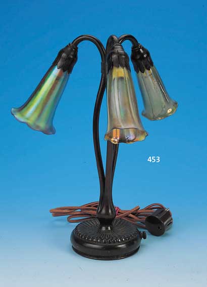 TISCHLAMPE, TIFFANY, UM 1910/12, GLASSCHIRMEBUNT LüSTIERT, IN FORM VON GLOCKENBLUMEN, EIN SCHIRM ETWAS SPäTER ERGäNZT, NICHT STöREND, (1X L. ...