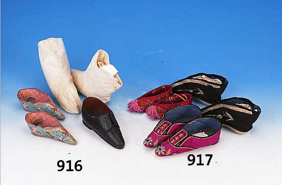 DREI PAAR SCHUHE FüR EINGEBUNDENE FüßE, CHINA: 1X LINDGRüNE SEIDE, BUNT MIT SCHMETTERLIN- GEN U. BLUMEN BESTICKT, BUNTE SOHLEN U. INNEN-FUTTER ...