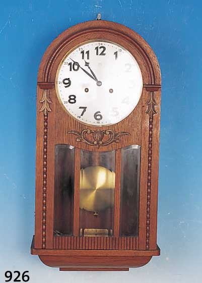 WANDUHR, JUNGHANS, UM 1930, EICHENHOLZGE- HäUSE VERZIERT, VERSILBERTES MESSINGZIFFER- BLATT (BERIEBEN), SKELET. ...