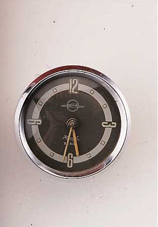 KIENZLE EINBAUUHR MIT 8-TAGEWERK, FüR DIE AUTOFIRMA OPEL, METALLGEH. VERCHR., AUFZUG U. ZEIGERST. RüCKS., EINBAUD. CA. 30 MM, ENDE 40ER ...