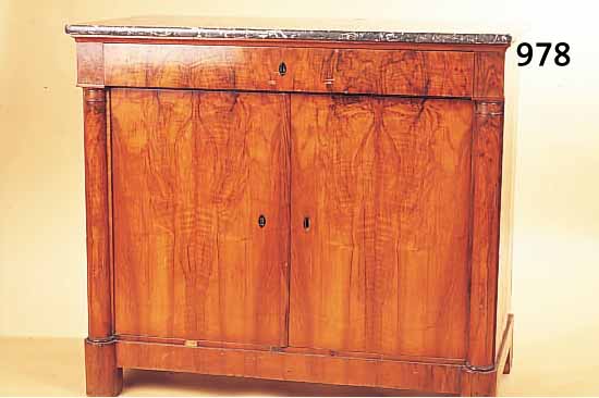 SPäTBIEDERMEIERKOMMODE, ÖSTERREICH, UM 1840, NUßBAUMFURNIER, HALBSäULENDEKOR, MARMORPLATTE ALTERSBEDINGT BESCHäDIGT,