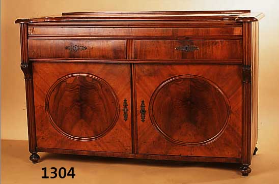 ANRICHTE, ÖSTERR., UM 1860, NUßBAUMFURNIER, MIT AUSZIEHBARER ARBEITSPLATTE, ZWEI SCHüBE, ZWEI TüREN, AUFSATZ FEHLT, KASSETTIERT, ...