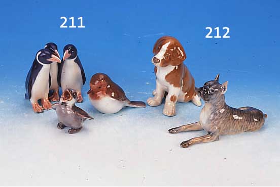 ZWEI PORZELLANFIGUREN, ROYAL KOPENHAGEN, 2. HäLFTE 20. JH., ZWEI HUNDE, UNTERGLASUR- BEMALUNG H. 9-12 CM