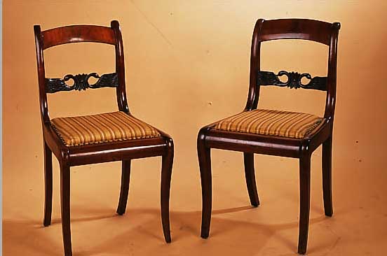ZWEI STüHLE, DäNEMARK, UM 1830, MAHAGONIFURNIER, Z.T. MASSIV, H. 85 CM, ALTERS- UND GEBRAUCHSSCHäDEN