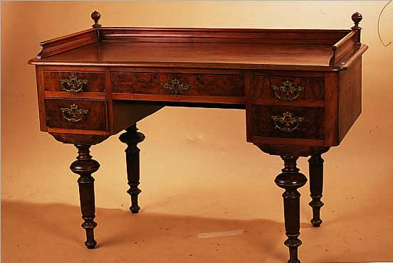SCHREIBTISCH, ÖSTERREICH, UM 1890 , NUßBAUMFURNIER, Z.T. MASSIV, 90 X 123 X 60 CM,L. ALTERS- UND GEBRAUCHSSCHäDEN, OHNE SCHLüS- SEL