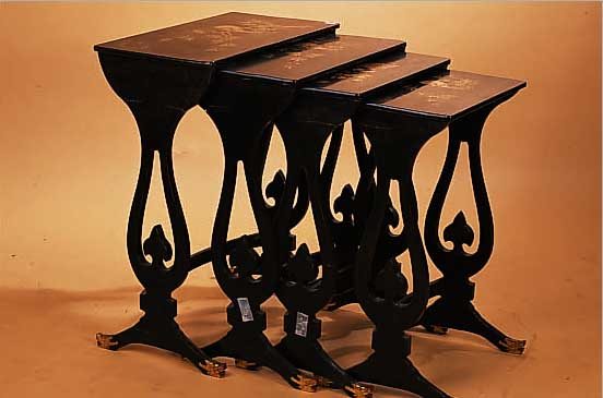 TISCHSET, WOHL FRANKREICH, UM 1900 HOLZ DUNKEL GEFAßT, GR. TISCH 70 X 54 X 30 CM,INSG. VIER TISCHE, ALLE MIT, VOGELDEKOR ...
