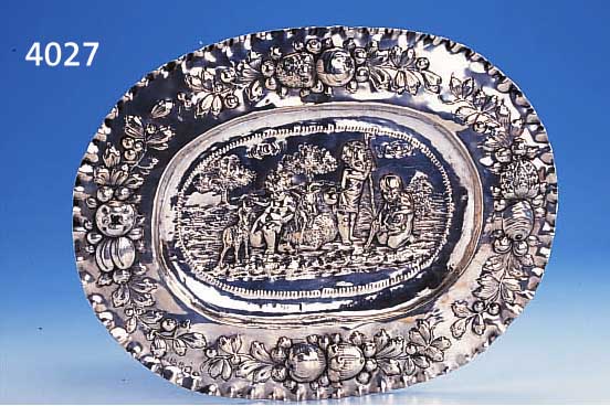 OVALER TELLER, 13LöTIGES SILBER, WOHL BALTIKUMUM 1780, TREIBARBEIT, SPIEGEL MIT DARST. VON BACCHANTEN MIT ZIEGEN UND GANS IN LAND- SCHAFT, ...