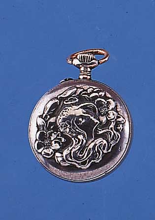 DIDO DAMENANHäNGE/TASCHENüHRCHEN, SCHWEIZ UM1908, SILBER, RELIEF. BODEN, DARSTELLUNG EINESMäDCHENKOPFES IM BLüTENKRANZ, JUGENDSTIL, ...