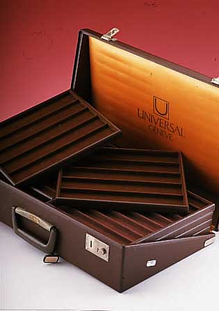 VERTRETERKOFFER VON UNIVERSAL GENEVE FüR ARMBANDUHREN, LEDER, ÜBERKOFFER STOFF, MIT 12 PRäSENTATIONSTABLETTS, GEBRAUCHSSPUREN,WOHL 30ER ...