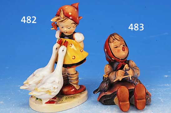 HUMMELFIGUR, GOEBEL, 40ER JAHRE, MäDCHEN MIT VOGEL UND STRICKZEUG, H. 9 CM