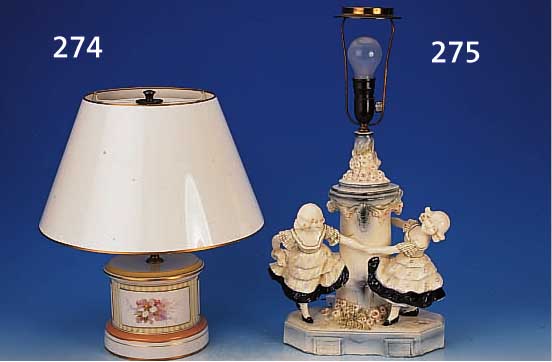 TISCHLAMPE, KPM, BERLIN, UM 1907, PORZELLAN,H. 46 CM, DREI FELDER MIT BLUMENBEMALUNGEN, NEU ELEKTRIFZIERT, KUNSTSTOFFSCHIRM