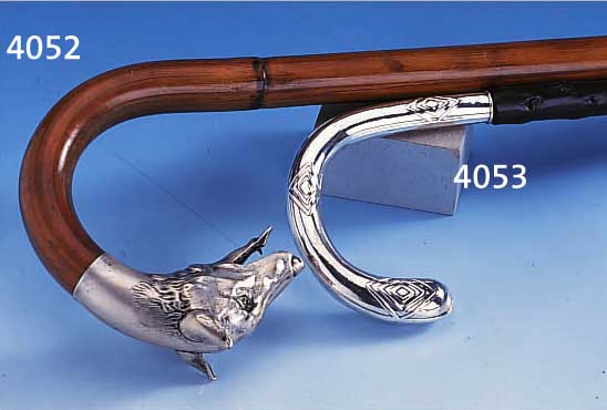 SPAZIERSTOCK, 800ER SILBERGRIFF, HAMMER- SCHLAGVERZIERUNG, ELEGANTE FORM, ANGESCHNIT- TEN/FLACH ZULAUFEND, EBENHOLZGRIFF, L. CA. 91 CM, ...