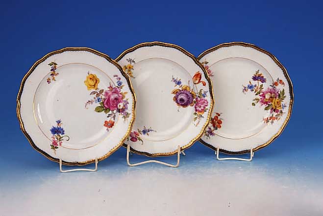 DREI TELLER, MEISSEN, UM 1880/90, PORZELLAN,D. 25 CM, A 3-GOLDKANTE, BLUMENBOUQUETMALEREI,FLACH