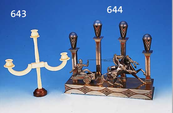 TISCHLAMPE, ÖSTERREICH, UM 1930, SIGN. M. OFFNER, METALL VERSILBERT UND VERKUPFERT, VIER BRENNSTELLEN, ANTIKER STREITWAGEN, FüR DEN FRZ. ...