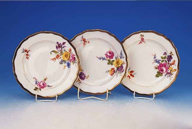 DREI TELLER, MEISSEN, UM 1880/90, PORZELLAN,D. 25 CM, A 3-GOLDKANTE, BLUMENBOUQUETMALEREI,FLACH
