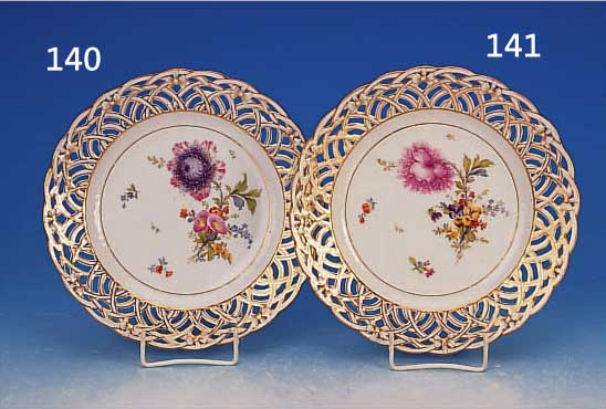 ZIERTELLER, KPM BERLIN, UM 1921, PORZELLAN, D. 23 CM, SCHLEIFENDEKOR, BLUMENBOUQUETMALE- REI, D. 23.5 CM