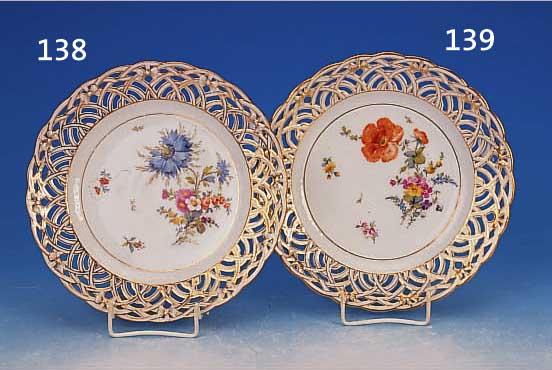 ZIERTELLER, KPM BERLIN, UM 1921, PORZELLAN, D. 23 CM, SCHLEIFENDEKOR, BLUMENBOUQUETMALE- REI, D. 23.5 CM