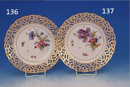 ZIERTELLER, KPM, BERLIN, UM 1921, PORZELLAN,D. 23 CM, SCHLEIFENDEKOR, BLUMENBOUQUETMALE- REI, D. 23.5 CM