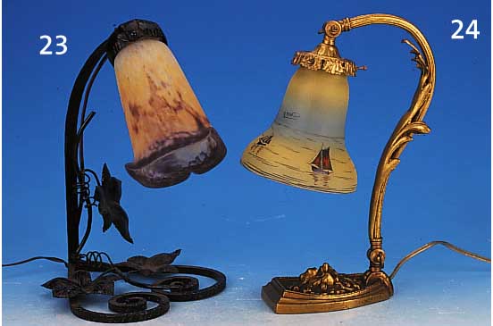 TISCHLAMPE, FRANKREICH, SCHIRM SIGN. MULLER FRES, PATE-DE-VERRE MIT GELBEN UND VIOLETTENEINPUDERUNGEN, SCHMIEDEEISERNER FUß MIT ...