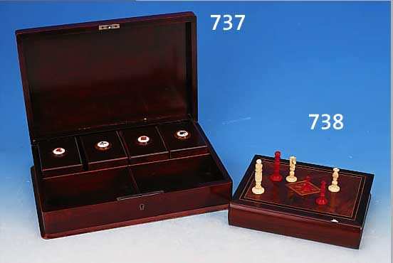 SPIELSET, ENGLAND, UM 1900, MAHAGONIKASSETTEINNEN VIER BEHäLTER MIT SPIELKARTENEMBLEMEN, DARIN JETONS AUS BEIN, CA. 7 X 30 X20 CM, OHNE ...