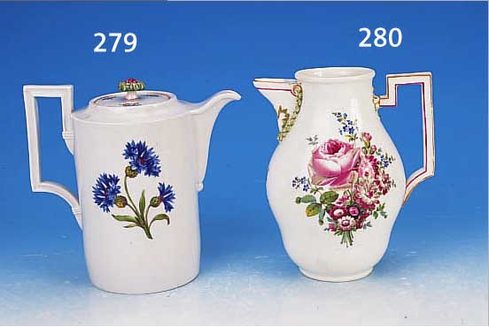 KAFFEEKANNE, MEISSEN, UM 1820, PORZELLAN, H. 20 CM, DECKEL VON DER FORM PASSEND, JEDOCH VERGIßMEINICHTDEKOR, SONST BLUME I ...