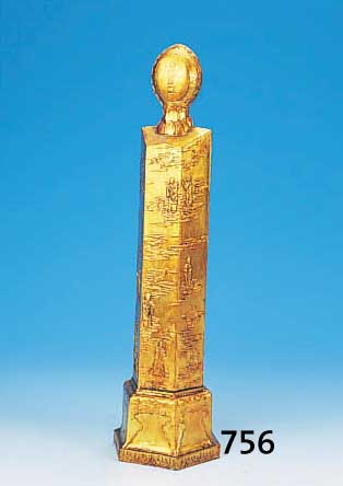 TUSCHESTEIN IN FORM EINES OBELISKEN, CHINA, UM 1900, REICH RELIEFIERT MIT LANDSCHAFT UND FIGUREN, GOLDFARBEN GEFASST, H. CA. 42,5 CM