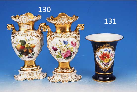 TROMPETENVASE, MEISSEN, MITTE 20. JH., PORZELLAN, H. 16 CM, KOBALTBLAUER FOND, BLUMENBOUQUETMALEREI, GOLDSTAFFAGE, AM RAND REST.