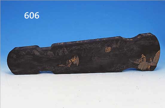 TUSCHESTEIN IN FORM EINES SAITENINSTRUMENTES, CHINA, UM 1900, RüCKSEITIG FEIN RLEIEFIERT MIT LANDSHCAFT UND FIGUREN, CA. 60 X 15 X 4 CM